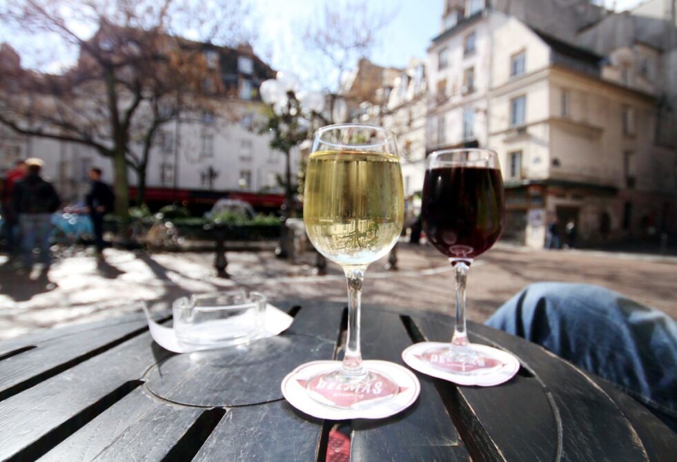 DEILIG PUSTEPAUSE. Vin i Paris må til. Her nytes et glass rødt og hvitt på café Delmas i det latinske kvartalet. Alle foto: Frida Kalbakk