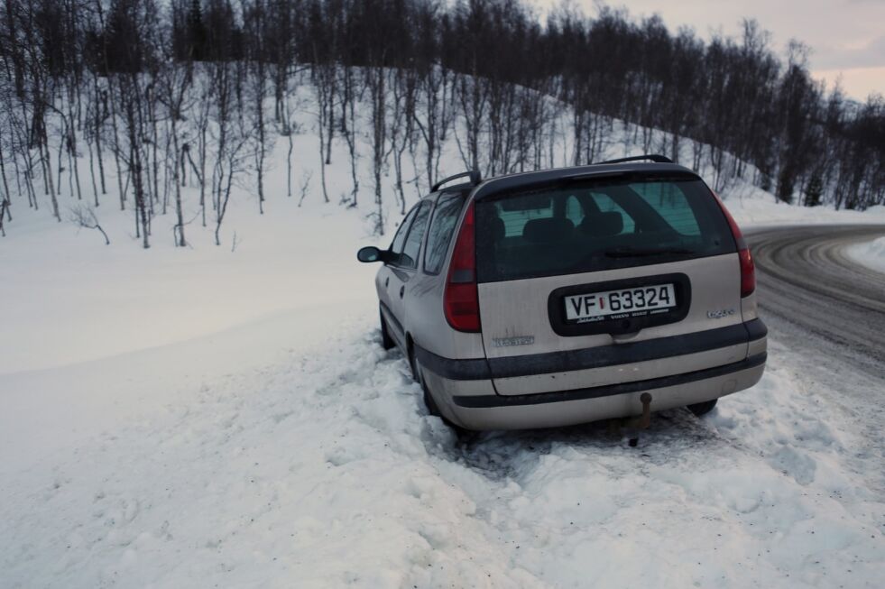 STJÅLET. Eieren av bilen er ukjent og skiltene er stjålet. Frem til i 2007 sto skiltene på Toyota Corolla, registrert på en mann fra Ålesund. Foto: Bjørn L. Olsen
