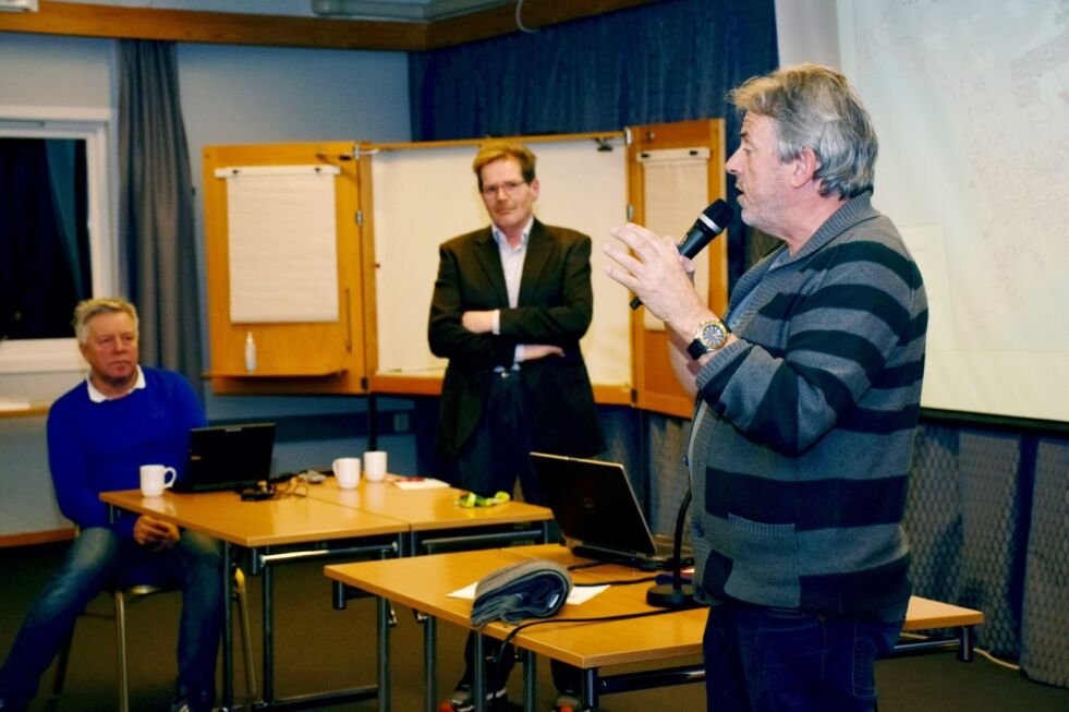 UTFORDRING. Nils-Ole Steinbakk i Fauske Næringsforum forteller at den største utfordringen er å få folk til å bry seg. I bakgrunnen er Ottar Skjellhaug (t.v.) og Gunnar Myrstad.