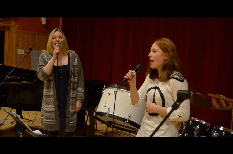 DUETT. Lill-Hege Reiss og datteren Maja sang to sanger sammen under arrangementet.
 Foto: Eva S. Winther