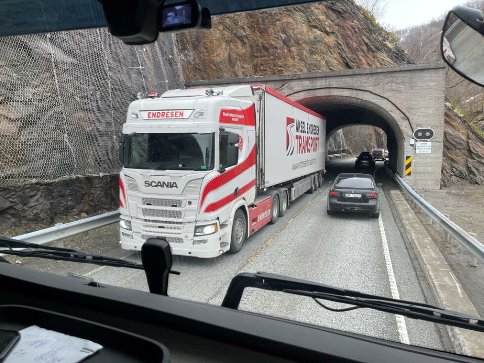 TRANGT. Man trenger ikke å kjøre langt på E6 for å få helt håndfaste beviser på at det er direkte farlig å kjøre i Sørfoldtunnelene.
 Foto: Helge Simonsen