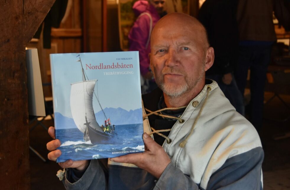 OPPFYLT BOKDRØM. Ulf Mikalsen viser fram den nye boka på 264 sider som han solgte rundt 40 av under trebåtdagan i helga. Opplaget er på 1500 og allerede er 500 bøker solgt. Foto: Sylvia Bredal