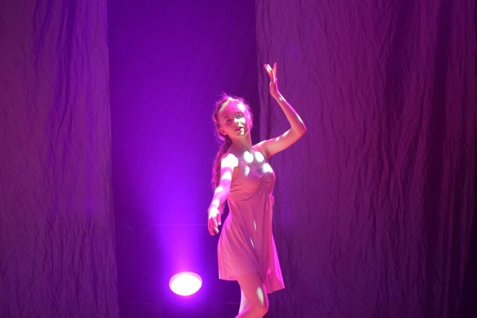 MANGE GANGER PÅ SCENEN. Embla Sofie K. Sørensen (15) var med i ti forskjellige dansenummer da Dans Fauske arrangerte «Let me entertain you». I to av stykkene danset hun nydelig ballett. Alle foto: Ina Sand Solli