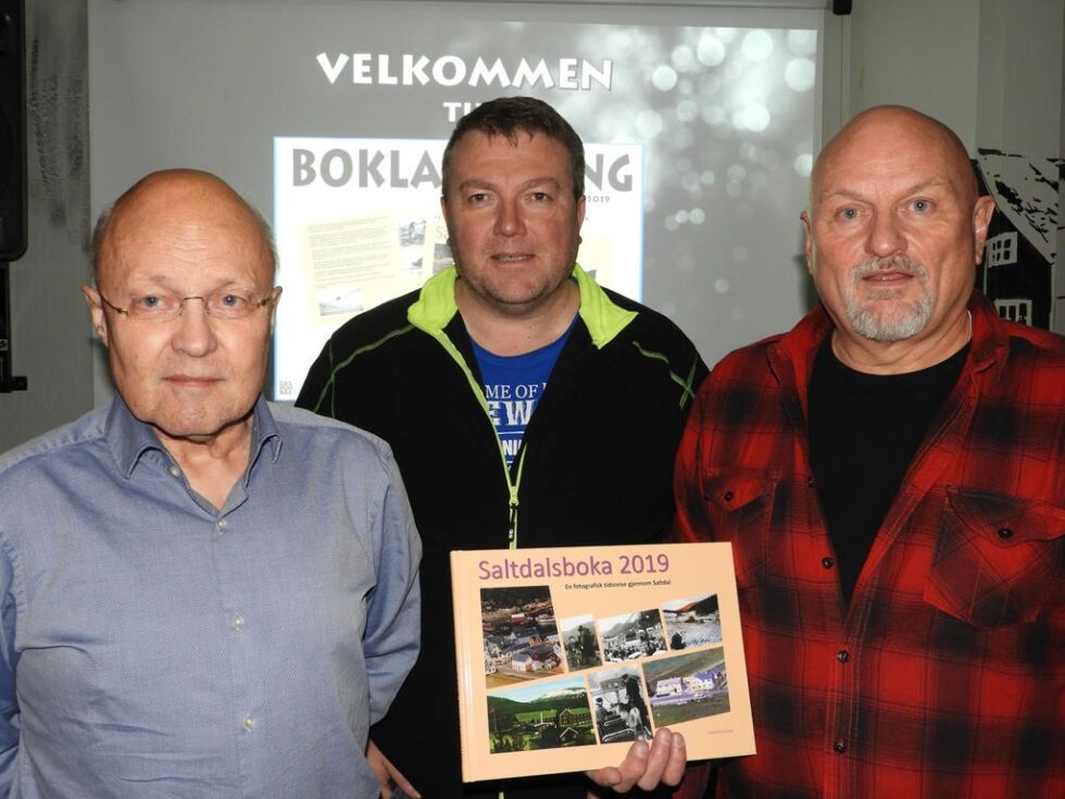 FERDIG. Jan Dagfinn Monssen (t.v.), Bengt-Arne Sundsfjord og Ulf Bakke har jobbet godt med denne utgivelsen i halvannet år og nå er den endelig klar for markedet.
 Foto: Sverre Breivik