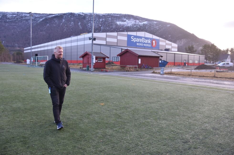 HALLGLEDE. Mange i Saltdal gleder seg til å ta i bruk SNN-Arena på nyåret. Styreleder Kjell Espen Sivertsen ser lyst på idrettsframtiden i bygda. Foto: Sylvia Bredal