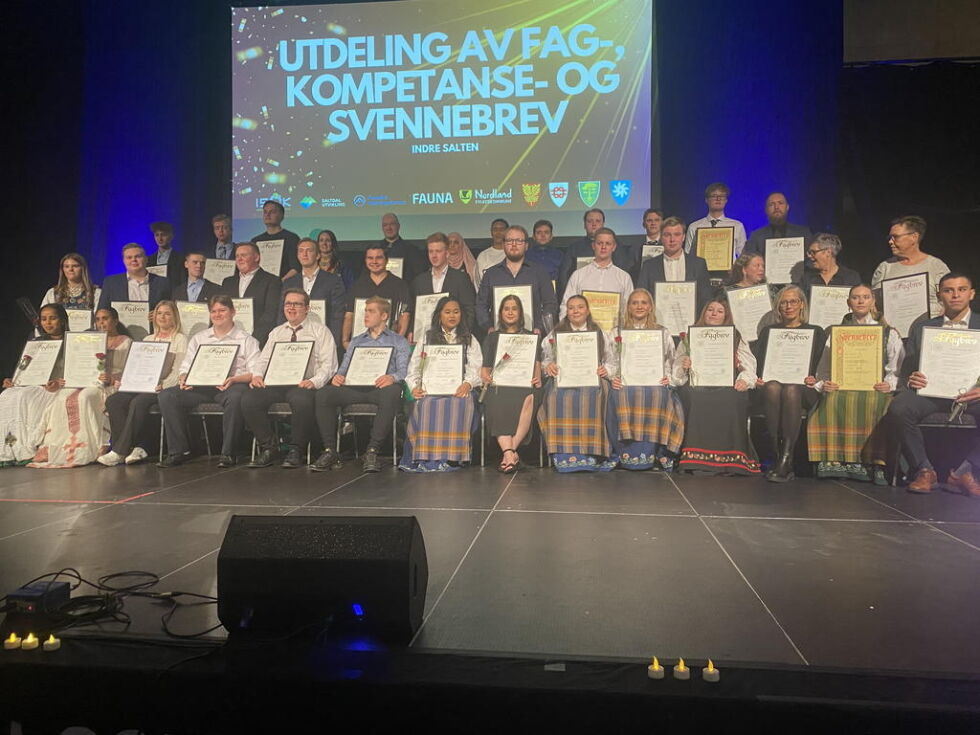 FIKK SINE FAGBREV. Her er alle mottagere av sine fag- og svennebrev samlet på scenen inne på Slipen på Rognan.
 Foto: Alle foto: Jan Håkonsen