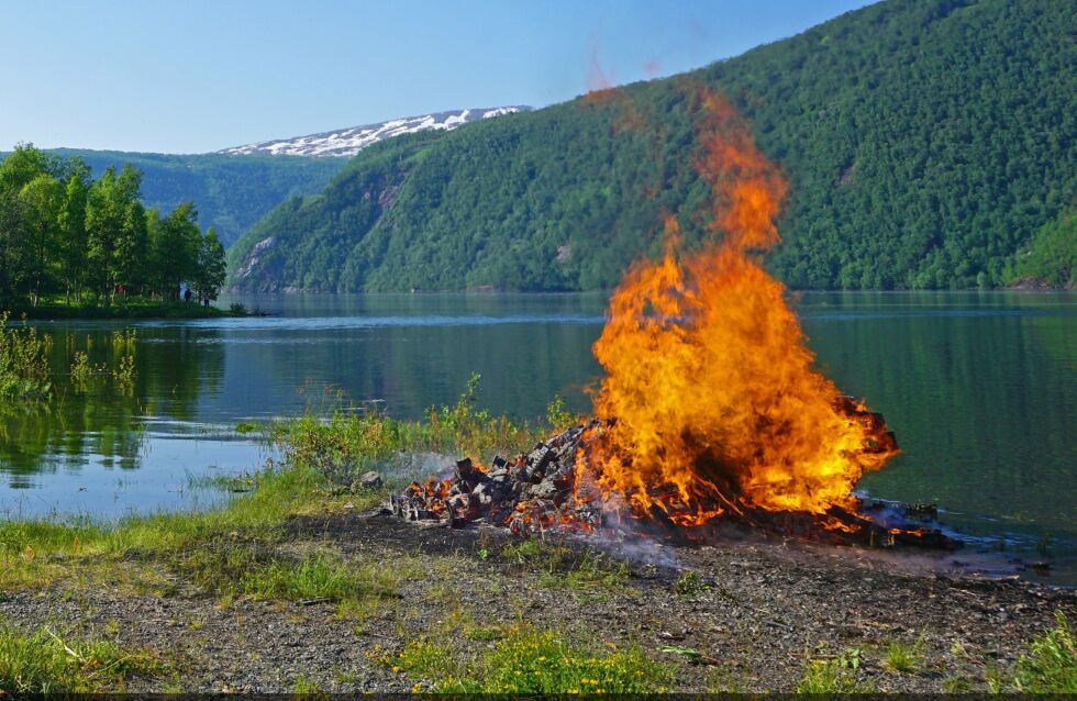 I dag blir det nok Sankt Hans-bål mange steder. Salten Brann ber folk være forsiktige.
 Foto: Arkiv