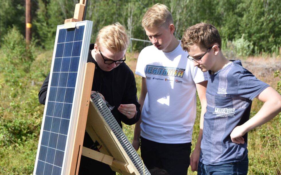 SOLCELLEPANEL. Her jobber Nicolai Johansen (14), Vegard Sund (15) og Max Felix Eriksen Storteig (14) på spreng med å få strøm fra solcellepanelet til overvåkningskameraet litt lenger bort.
