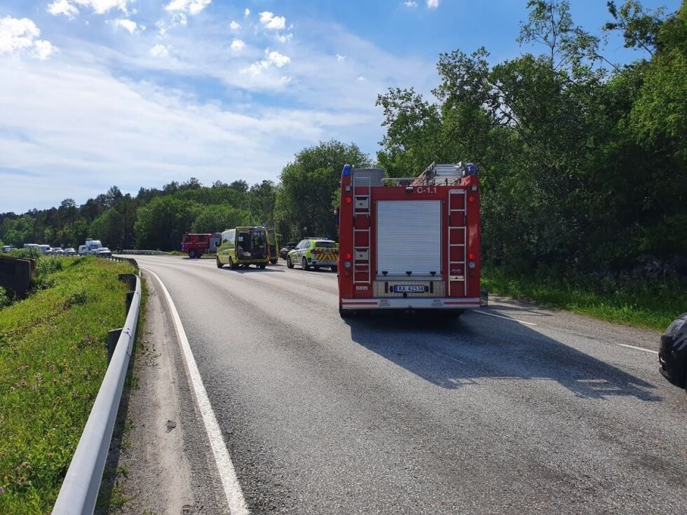 Tirsdag ettermiddag var to biler involvert i en ulykke ved Sagelva.
 Foto: Øyvind Finnevolden