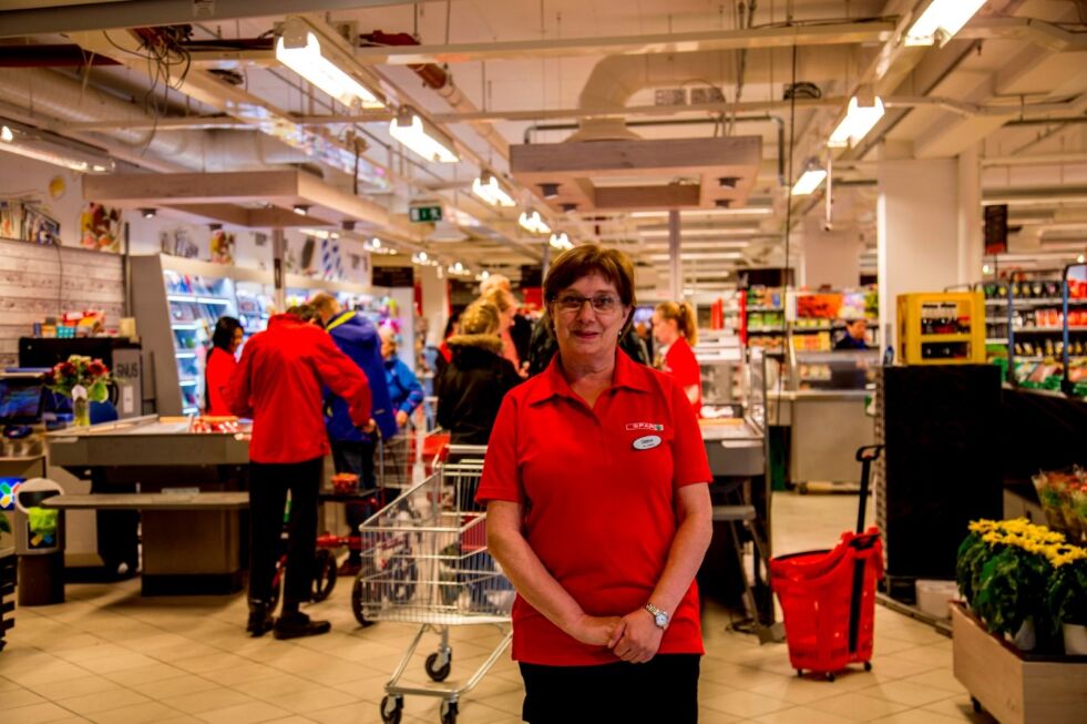 LUFTIG. Assisterende butikksjef Oddrun Eriksson syns det har blitt en luftig og fin butikk. Foto: Bjørn L. Olsen
