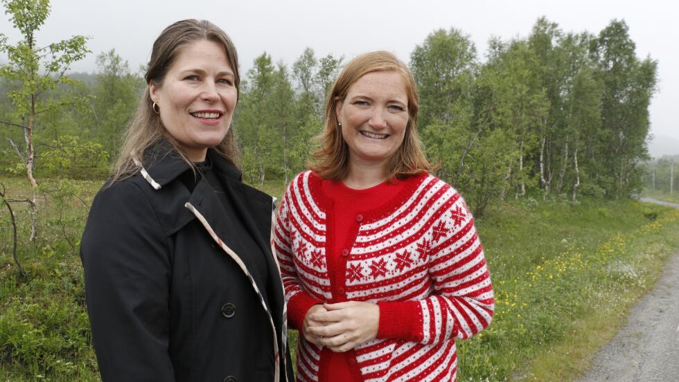 Fylkesråd for plan og næring, Linda Helen Haukland, her sammen med Bodø-ordfører og leder i Salten regionråd Ida Pinnerød, har fordelt 23,3 millioner koronahjelpskroner til Salten-kommunene.
 Foto: Trond E. Willassen