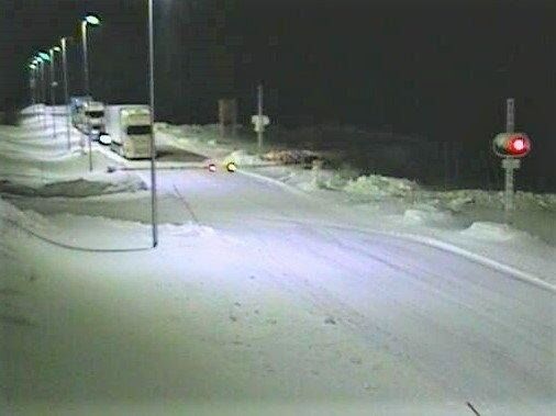 HIT MEN IKKE LENGER. Veivesenets kamera ved Sørelva viste et knippe vogntog som ventet på å komme seg over fjellet. Bildet er tatt like over klokka 19.30 onsdag kveld. 19.50 ble det åpnet for kolonnekjøring.
 Foto: Statens vegvesen