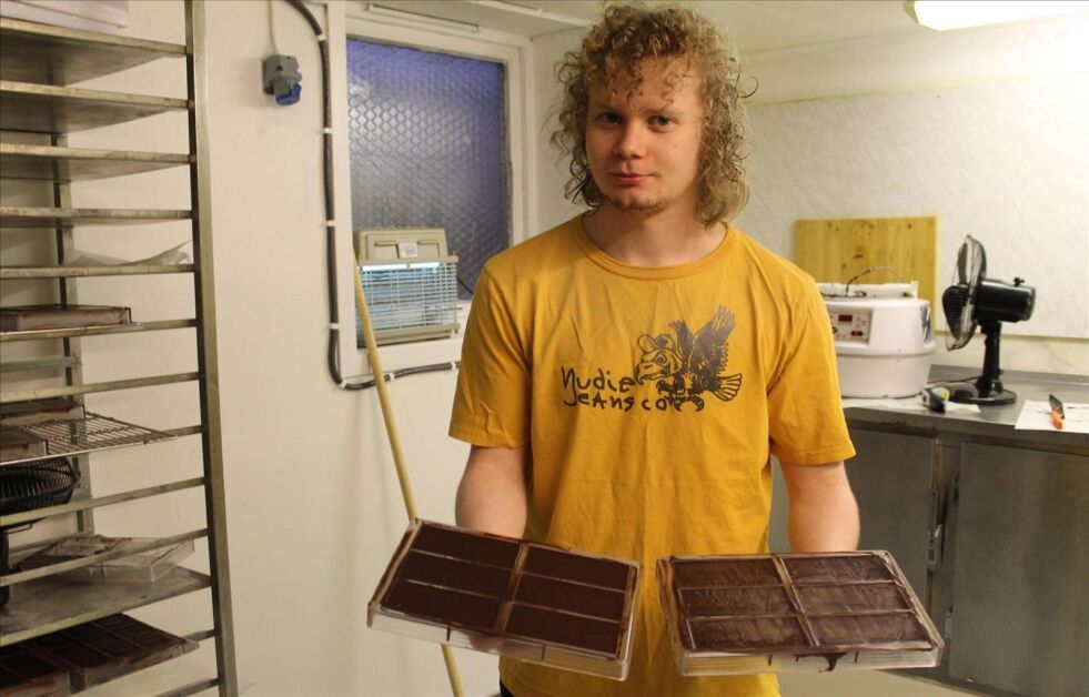 EN KUNST. Her er Mathias Morsund (21) ferdig med dagens produksjon av sjokolade, som han lager fra bunnen av. - Tempereringen går ikke alltid like bra, smiler han. Alle foto: Monica Johansen