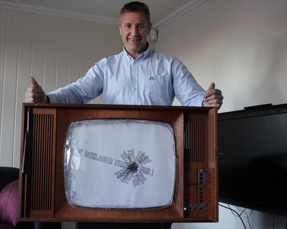 TV. Per Einar Norén med tv-apparatet han ga fra seg for 30 år siden. Begge foto: Utlånt fra Per Einar Norén