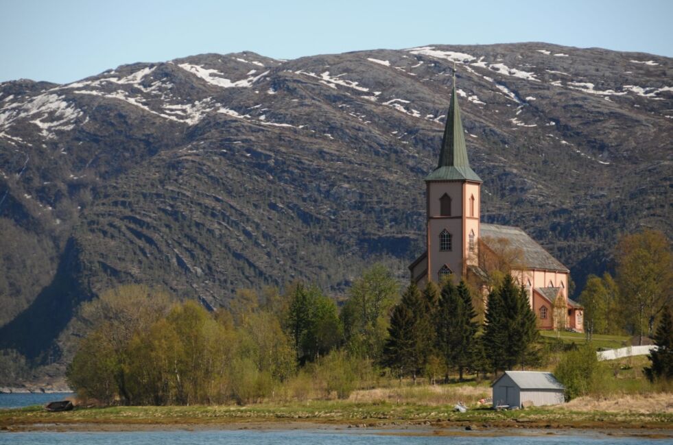 TAK-JOBB. Løs og ødelagt stein på taket av Røsvik kirke gjør at det må settes i stand. Nå må politikerne sette av mer penger til prosjektet. Arkivfoto: Frida Kalbakk