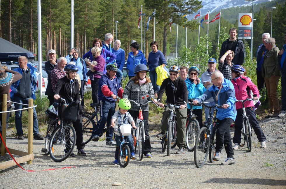 De første brukerne av den nye sykkelveien klare til å legge avgårde.
 Foto: Espen Johansen