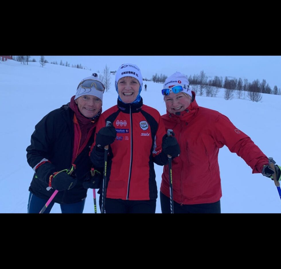 FORNØYD. Anne Grethe Lund (midten) var superfornøyd med skikurset på Jakobsbakken og roser instruktørene Anette Bøe (til venstre) og Lena Cecilie Pedersen Osnes.
 Foto: Fjellfarer
