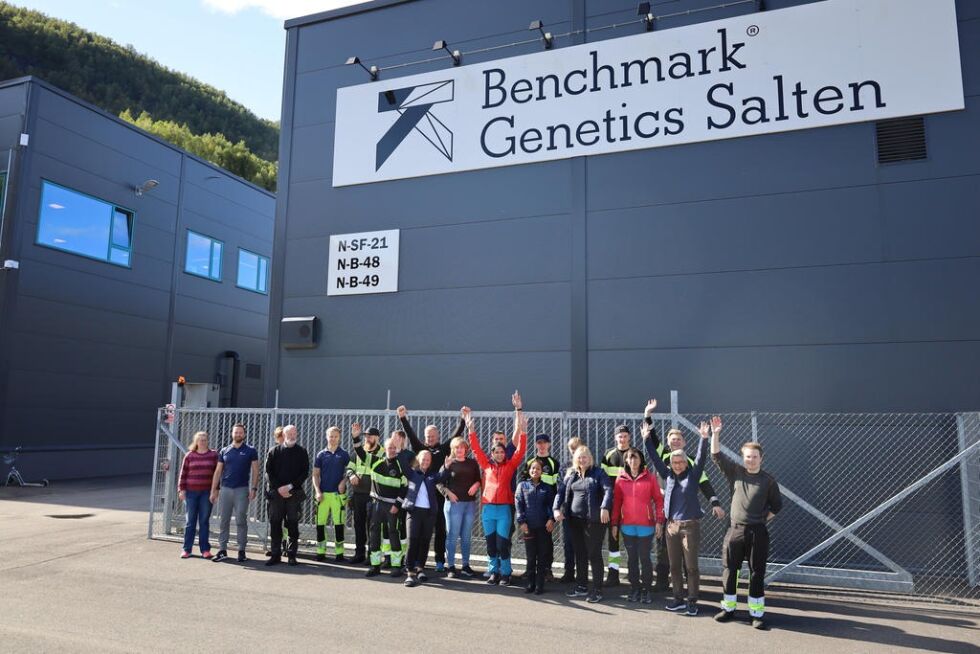 FEIRET NYTT NAVN. SalmoBreed Salten AS har skiftet navn til Benchmark Genetics Salten AS. Her er de ansatte utenfor anlegget i Sørfold.
