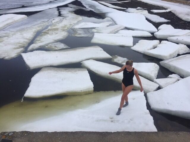KJØLIG. Her balanserer Elise Gryt over isflakene på sjøen. Alle foto: Monica Johansen