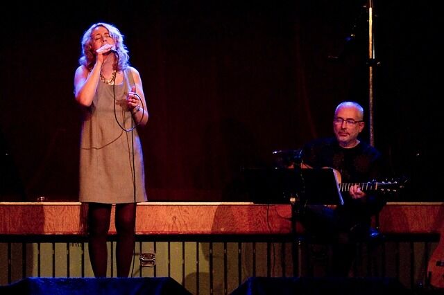 Publikum var svært fornøyde med kveldens konsert, med Evas nydelige stemme og Finn-Roberts gitarspill.
 Foto: Frida Bringslimark