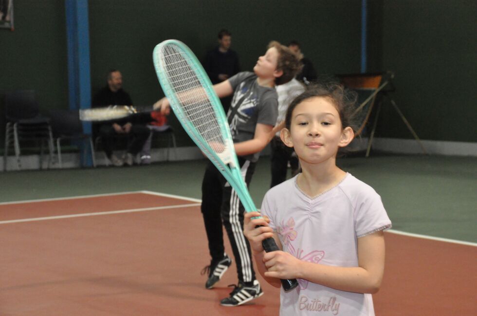 Sara Caroline (8)prøver tennis for første gang. Hun synes biljard var lettest å spille.
 Foto: Sylvia Bredal