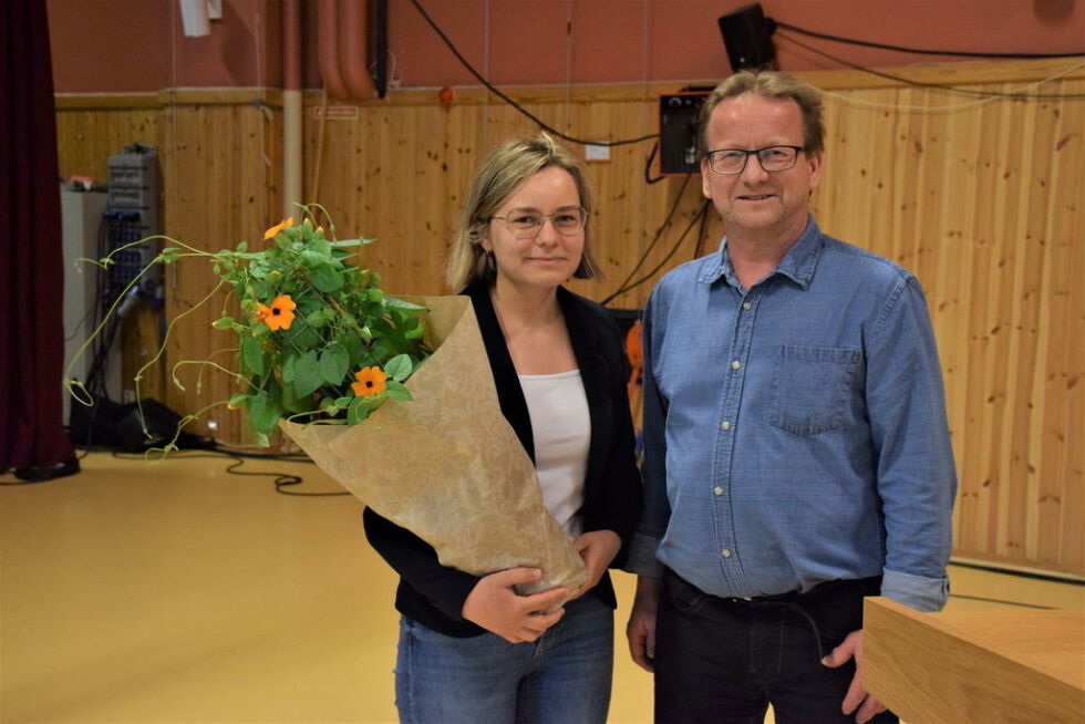 FIKK BLOMSTER. Sørfold kommunes første trainee, Paulina Zvezdova, ble tirsdag takket av i kommunestyrets møte. Her får hun blomster av ordfører Gisle Hansen (Sp).
 Foto: Eva S. Winther