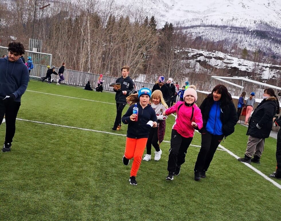 SKOLELØP. Straumen skole var på Lakselva stadion på fredag for å løpe til inntekt for kreftsaken, i regi av Team Rynkeby. Alle foto: Jahn-Otto Fiskvik