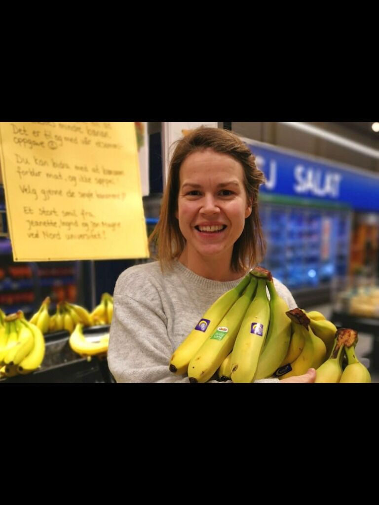 VIL BEGRENSE SVINNET. Jeanette Kjerpeseth ville finne ut hvordan man kan begrense banansvinn, og fikk Rema 1000 på Fauske med på laget.
 Foto: Marte Stien