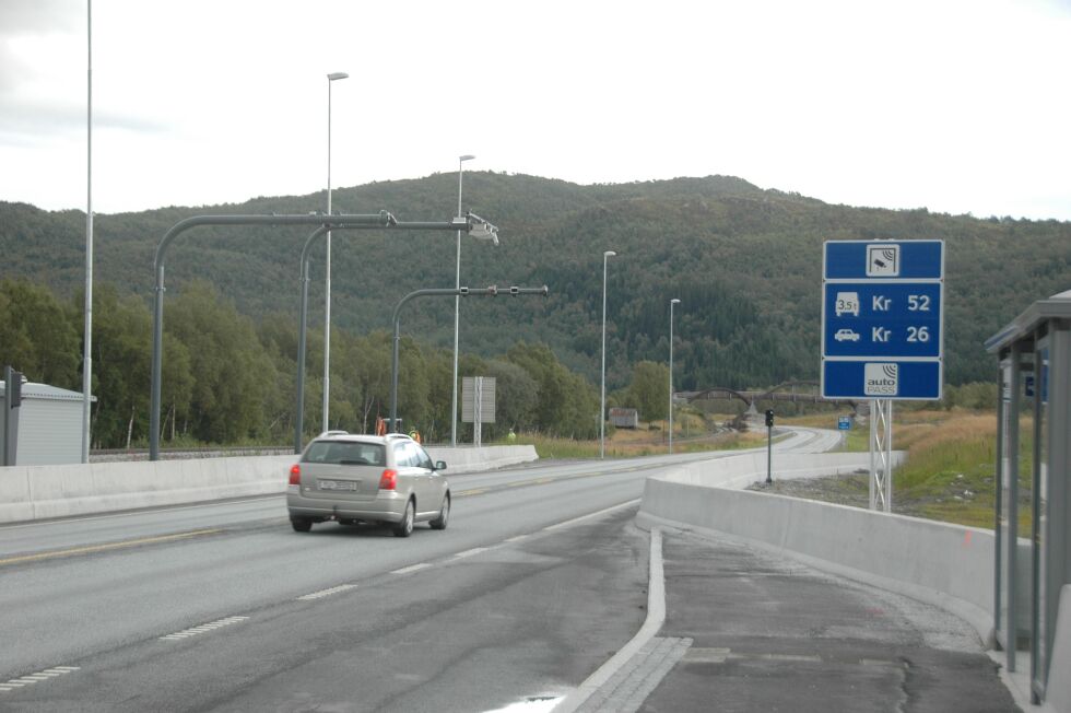 Hvis du har Autopass-brikke for å kjøre gjennom bomstasjonen f.eks Valnesfjord (bildet), så må du huske på å melde fra til bomselskapet hvis du selger bilen din.