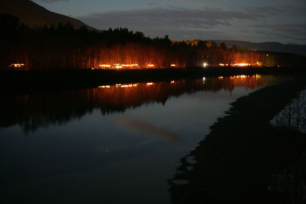 STEMNINGSFULLT. Nærmere 500 deltok på arrangementet Elvelangs, hvor fakler lyste opp i mørket langs Saltdalselva tirsdag kveld.
 Foto: Hans Petersen