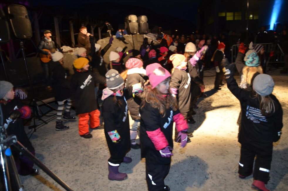 DANS. Barna fra kulturskolen imponerte med flott dans til årets «Blåfrostsang». Bak ser vi Steinar Johansen og Kristian Park som synger. Alle foto: Sverre Breivik