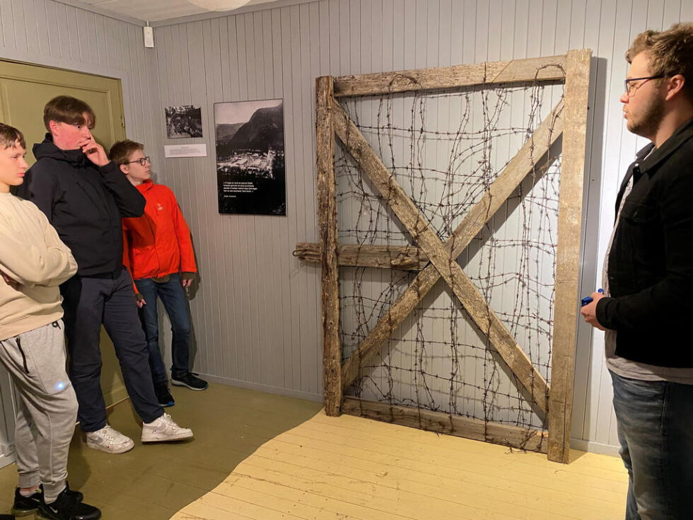 SNART ÅPNING. 9. klassinger fra Rognan fikk omvisning på Saltdal bygdetun/Blodveimuseet. Her forteller Haakon Borkamo (t.h.) om denne porten som ble brukt i Botn fangeleir. Alle foto: Eva S. Winther