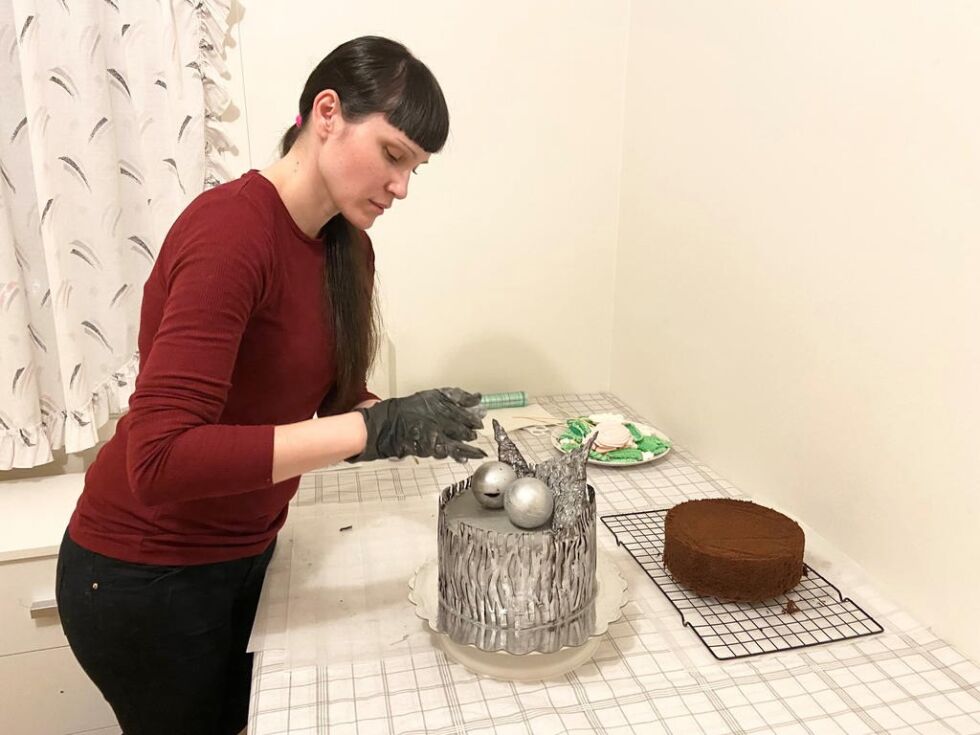 FINALEN. Svetlana Egorova legger siste hånd på sjokoladekake-verket. Denne kaka ble tatt velvillig imot hos staben i Saltenposten. Avisas utsendte fikk på ingen måte gå tomhendt fra besøket hos kakemakeren med det store hjertet.
 Foto: Kenneth Strømsvåg