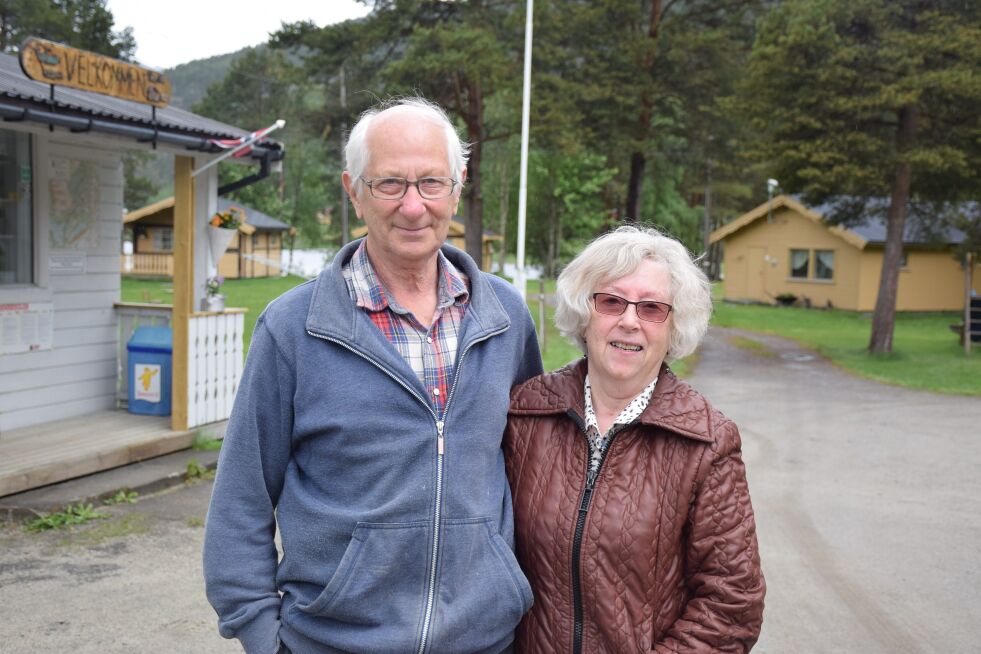 VETERANER. Jan (76) og Borghild Jensen (79) har drevet Mørsvikbotn camping siden 1973. De har ikke tenkt å gi seg med det første.
 Foto: Eva S. Winther