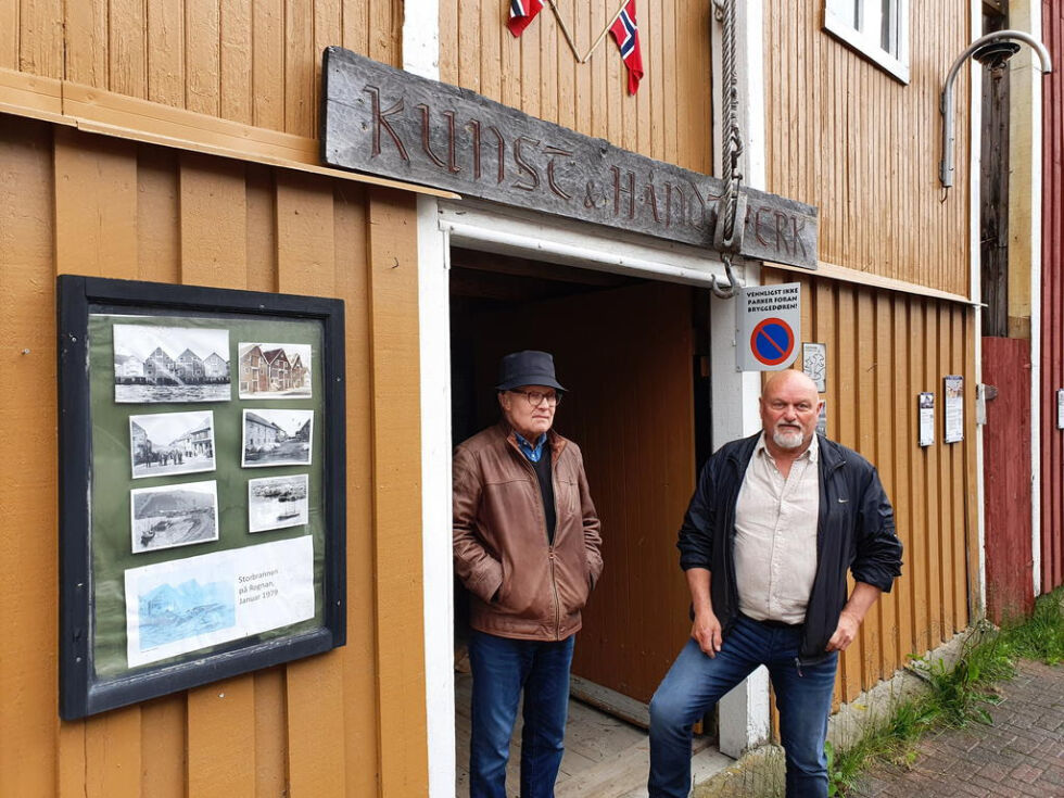 ILDSJEL. Ulf Bakke og Jan Dagfinn Monssen foran inngangen til brygga.
 Foto: Øyvind Finnevolden