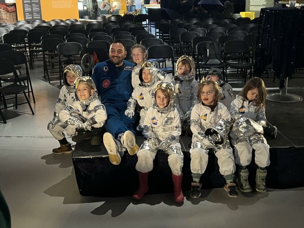 STOR STAS. «The Marshmallows», de 10 astronautene fra Sørfold, fikk møte en ekte astronaut i november. Da traff de Nima Shahinian på luftfartsmuseet i Bodø. Foto: Norsk Luftfartsmuseum