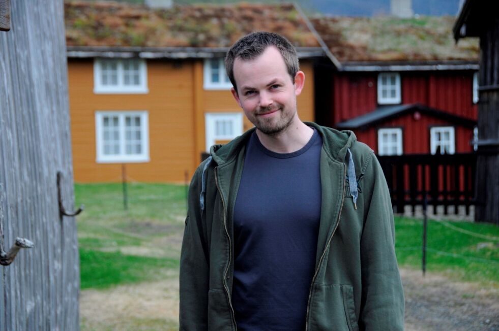 URNORSK. Jon Jonassen (31) fra Fauske mener Norge har så mye spennende å by på i form av natur og mytologi. Nå skriver han en trilogi i sjangeren fantasy, der troll, nordlys og det urnorske har en viktig rolle. Her er han på Sjønstå gård, hvor han skal jobbe i sommer som vert. Foto: Maria Trondsen