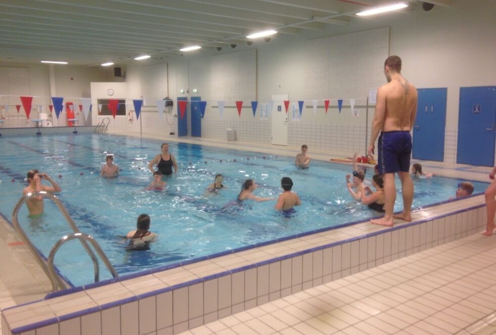 AKTIVE BARN. Fauske svømmeklubb skapte moro i bassenget i Sørfoldhallen tirsdag. Svømming var en av aktivitetene man kunne prøve ut i folkehelseuka. Alle foto: Steinar Strand