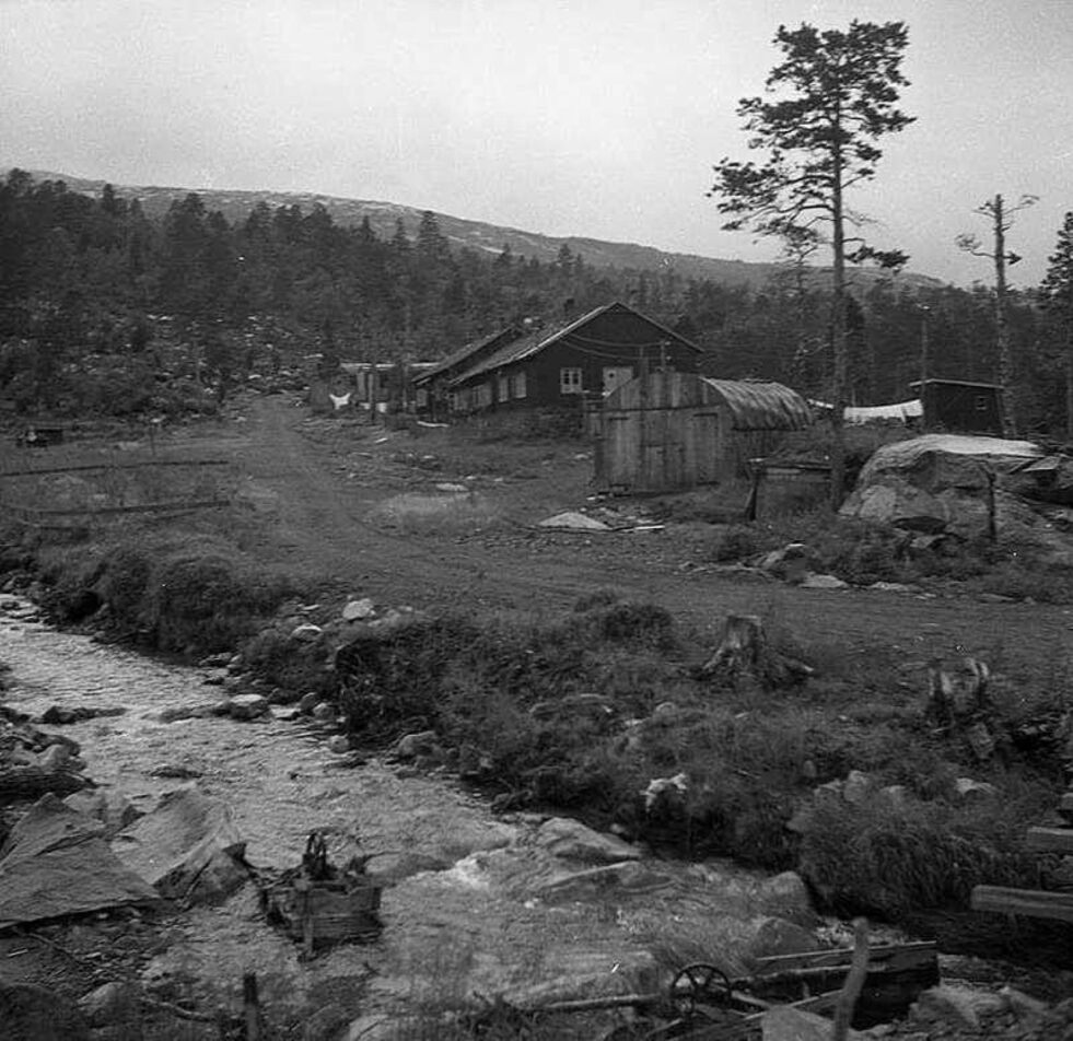 ROTELVA. Slik så det ut i anleggsbyen på Storjord i Saltdal for cirka 70 år siden, et sted de færreste erindrer noe om i dag.