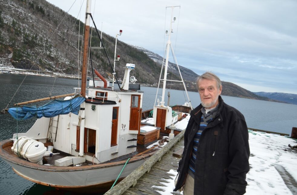 BÅT-TEGNINGER. Monrad Pedersen var kjent for sine mange båttegninger. Han hadde et nært og godt forhold til båten, havet og landsdelen. Den begavede tegneren fikk gitt ut to bøker med båthistorie gjennom sine vakre båt-streker. Her er han ved båten «Kjetil», en båt som Saltdal kystlag eier. Han var aktiv medlem i Saltdal kystlag, hvor han også hadde lederroller. Arkivfoto: Sverre Breivik