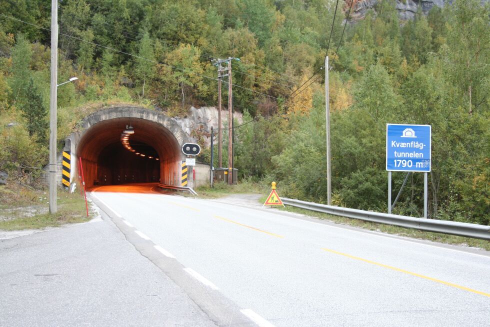 E6 er nå stengt grunnet bilberging etter at to biler kolliderte ved Kvænflågtunellen utenfor Fauske mandag ettermiddag.