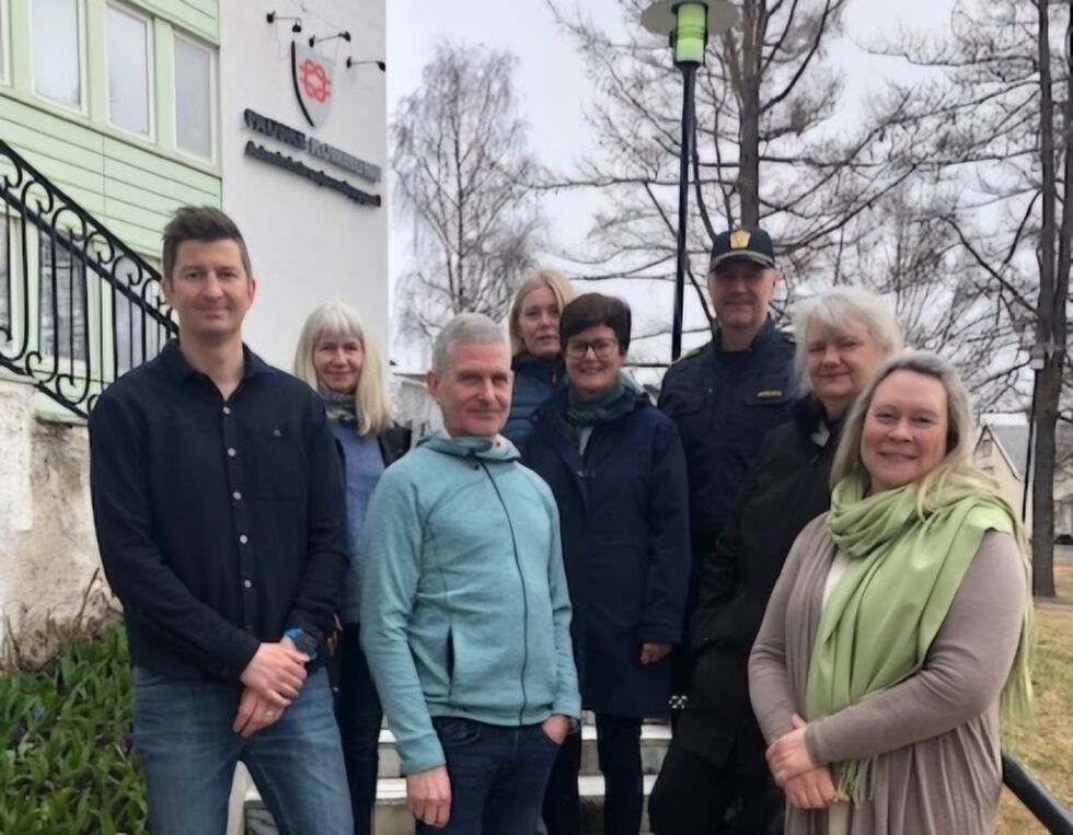 - TA HENSYN. Representanter fra Fauske kommune, Statens vegvesen og politiet møttes for å se på skiltingen og trafikken rundt skolene på Vestmyra og idrettshallen. Nå går de ut og ber trafikantene om å ta hensyn til hverandre for å unngå farlige situasjoner. Veronika Ormåsen, leder for Fauske kommunale råd for likestilling av personer med funksjonsnedsettelse helt til høyre.
 Foto: Privat