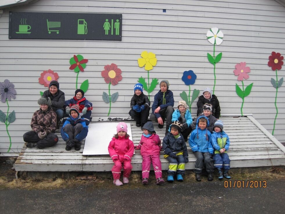 KUNSTNERNE. Barna ved Mørsvik oppvekstsenter har laget blomster som de har dekorert nærbutikken i bygda med. Fredag åpnet de utstillingen, og her er alle barna foran butikken. Alle foto: Arne-Harry Nilsen