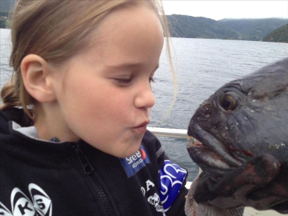 VANT. Elise Sørfjordmo Paulsen (7) kysset en steinbit og vant dermed et gavekort. Foto: Nickolas Paulsen