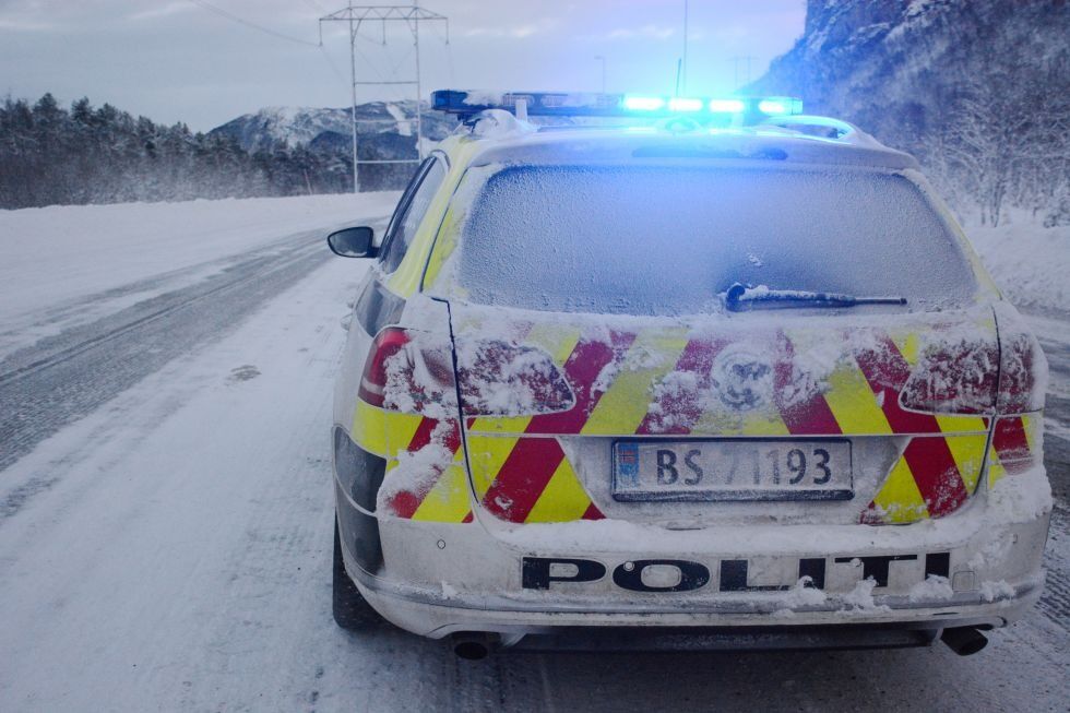 Politiet melder om glatt vegbane ved Kistrand, der det fredag ettermiddag var et trafikkuhell med tre kjøretøy involvert.