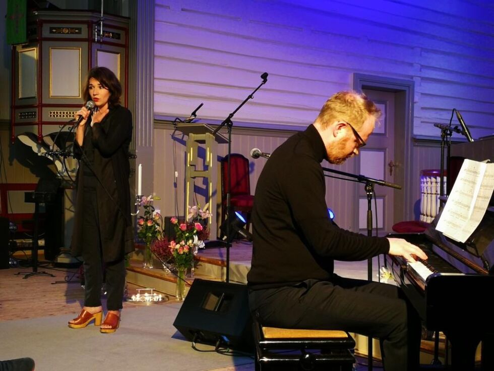 FANTASTISK ÅPNING. Sveinar Aase og Soetkin Babtist fikk vist fram hva de kan under åpningen av Saltenbluesen i Fauske kirke.
 Foto: Andreas Vestvann Johnsen