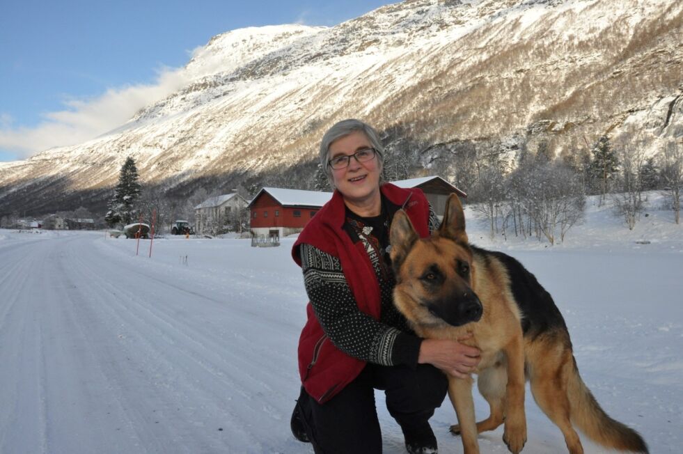 KALDE, SMÅ POTER. Rutt Gustavsen er overrasket over at hunden vil være ute i det kalde været, men står klar med varmen når hun vil inn igjen. Arkivfoto: Sylvia Bredal.