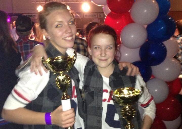 GULLJENTER. 15-åringene Ronja Hammernes (t.v.) og Ane Seljås tok gull i klassen Hip hop dup rising star. Foto: Dans Fauske