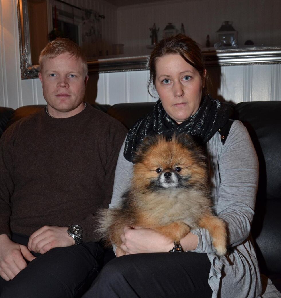 FORTVILER. Stian Thoresen og Lovise Jakobsen fortviler etter at hunden deres Timmy plutselig ble kastrert. - Vi hadde aldri lagt Timmy på operasjonsbordet hvis vi hadde skjønt at de skulle kastrere han, sier samboerparet. Foto: Sverre Breivik