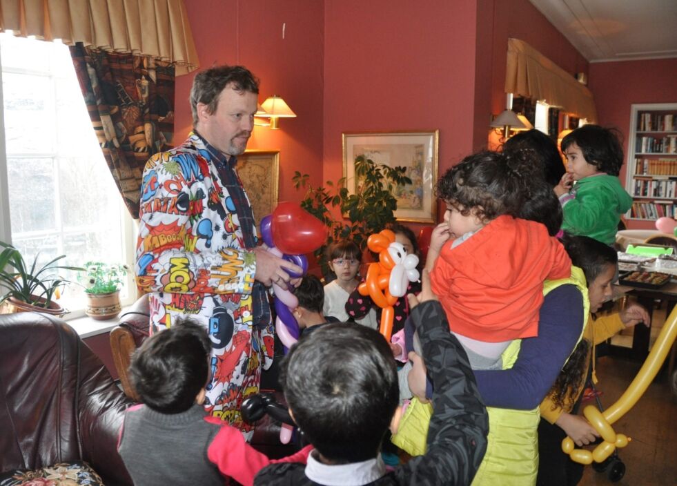 OMKRANSET. Kristian Danielsen, aka ballongmannen, arrangerte onsdag en felles bursdagsfest for flyktningbarna på hotellet i Sulitjelma. - Jeg har nok laget rundt femti ballongdyr i dag, sier han.